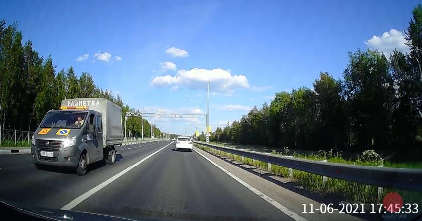 Автомобиль дорожной разметки грубо нарушал ПДД на трассе под Северодвинском